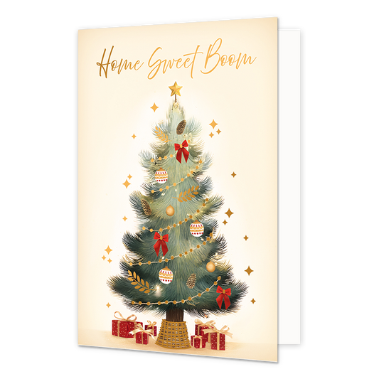Home sweet boom - Formaat: Standaard - Vorm: Staand - Kerstkaart - Op deze wenskaart is een rijkelijk versierde kerstboom afgebeeld tegen een lichte, crèmekleurige achtergrond. De boom is gedecoreerd met rode strikken, kerstballen, dennenappels, gouden slingers en een ster op de piek, met onderaan verschillende ingepakte cadeautjes. Rondom de kerstboom zijn kleine gouden sterretjes te zien. Bovenaan de illustratie staat de goudkleurige handgeschreven tekst "Home Sweet Boom". - Snelwenskaart