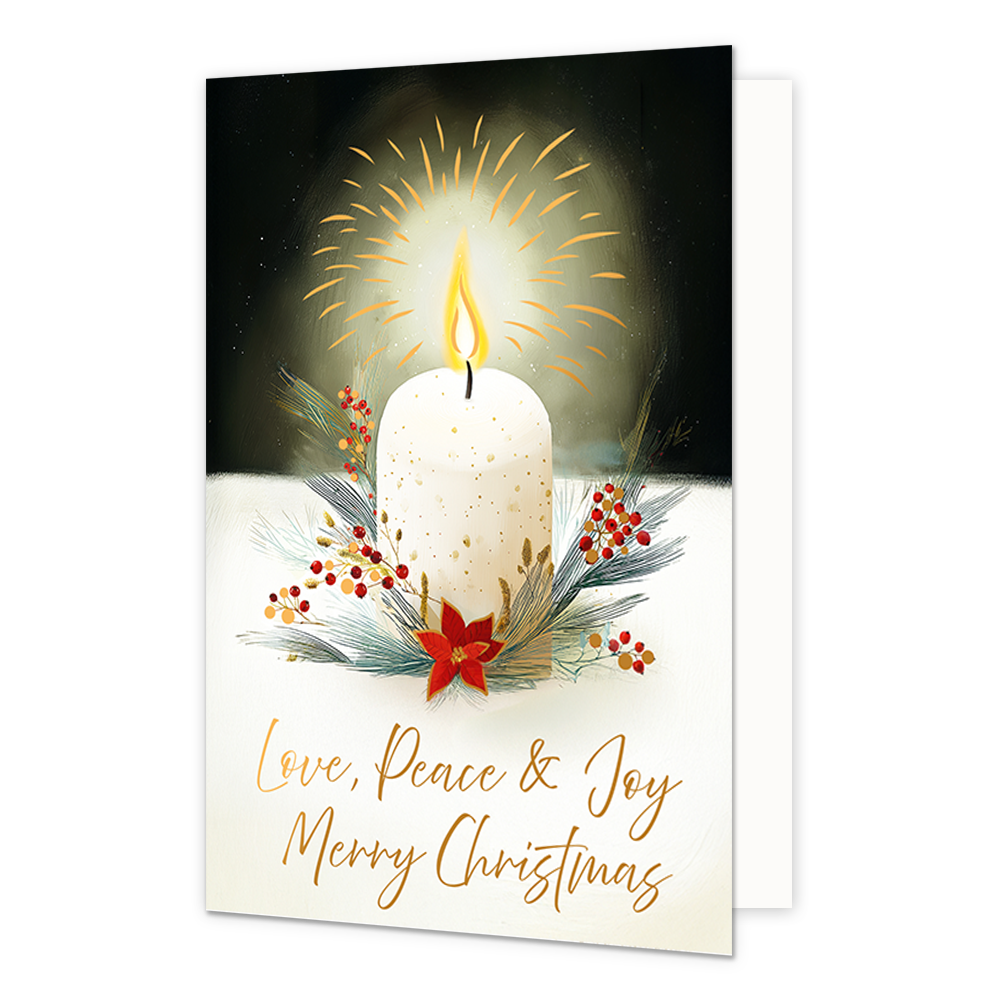 Love peace & joy merry christmas - Formaat: Standaard - Vorm: Staand - Kerstkaart - Op deze wenskaart staat een brandende witte kaars afgebeeld die geplaatst is op een lichte ondergrond tegen een donkere achtergrond. Om de voet van de kaars heen bevinden zich groene dennentakken, rode bessen en een kleine rode kerstster. De vlam van de kaars verspreidt een heldere gloed met stralen die naar boven toe uitstralen. Onderaan de illustratie staat de goudkleurige, handgeschreven tekst "Love, Peace & Joy Merry Ch