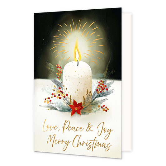 Love peace & joy merry christmas - Formaat: Standaard - Vorm: Staand - Kerstkaart - Op deze wenskaart staat een brandende witte kaars afgebeeld die geplaatst is op een lichte ondergrond tegen een donkere achtergrond. Om de voet van de kaars heen bevinden zich groene dennentakken, rode bessen en een kleine rode kerstster. De vlam van de kaars verspreidt een heldere gloed met stralen die naar boven toe uitstralen. Onderaan de illustratie staat de goudkleurige, handgeschreven tekst "Love, Peace & Joy Merry Ch