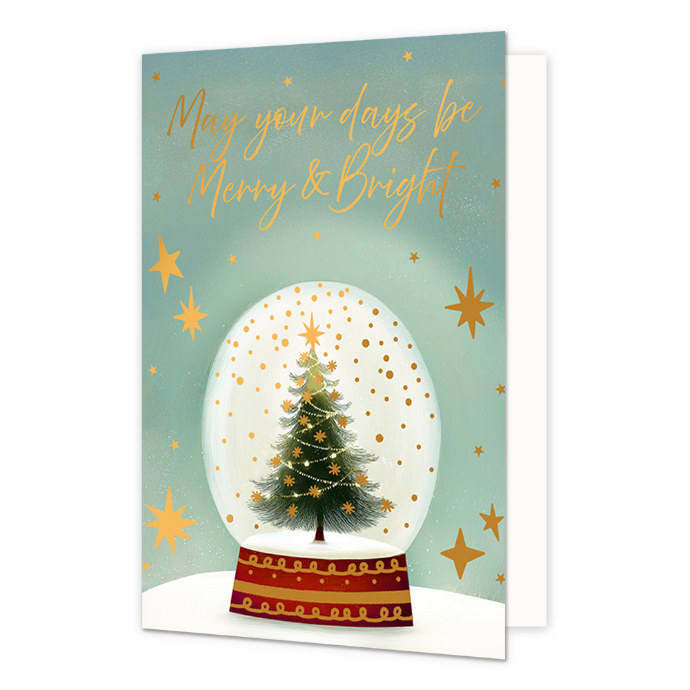 May your days be merry & bright - Formaat: Standaard - Vorm: Staand - Kerstkaart - Op deze wenskaart staat een glazen sneeuwbol afgebeeld met daarin een versierde kerstboom tegen een besneeuwde ondergrond. De sneeuwbol rust op een rood met gouden voetstuk en is omringd door diverse gouden sterren tegen een lichtgroene achtergrond. Bovenaan de illustratie staat de goudkleurige, handgeschreven tekst "May your days be Merry & Bright". - Snelwenskaart