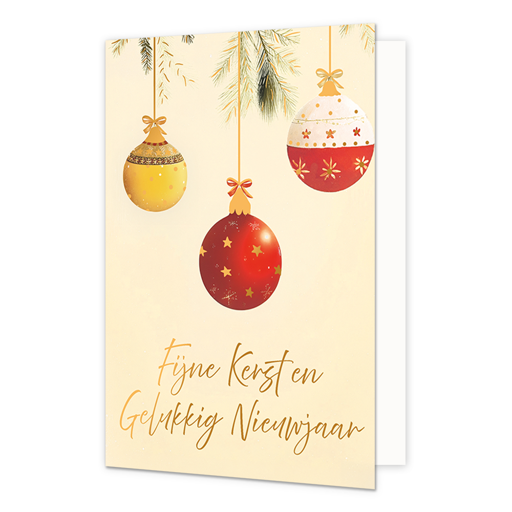 Fijne kerst en gelukkig nieuwjaar - Formaat: Standaard - Vorm: Staand - Kerstkaart - Op deze wenskaart hangen drie kerstballen aan dennentakken tegen een lichte, crèmekleurige achtergrond. De kerstballen hebben elk een eigen ontwerp, bestaande uit een gele bal met stippen en patronen, een rode bal met gouden sterren en een tweekleurige wit-rode bal met bloem- en stipmotieven. Onderaan de illustratie staat de goudkleurige, handgeschreven tekst "Fijne Kerst en Gelukkig Nieuwjaar". - Snelwenskaart