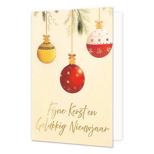 Fijne kerst en gelukkig nieuwjaar - Formaat: Standaard - Vorm: Staand - Kerstkaart - Op deze wenskaart hangen drie kerstballen aan dennentakken tegen een lichte, crèmekleurige achtergrond. De kerstballen hebben elk een eigen ontwerp, bestaande uit een gele bal met stippen en patronen, een rode bal met gouden sterren en een tweekleurige wit-rode bal met bloem- en stipmotieven. Onderaan de illustratie staat de goudkleurige, handgeschreven tekst "Fijne Kerst en Gelukkig Nieuwjaar". - Snelwenskaart