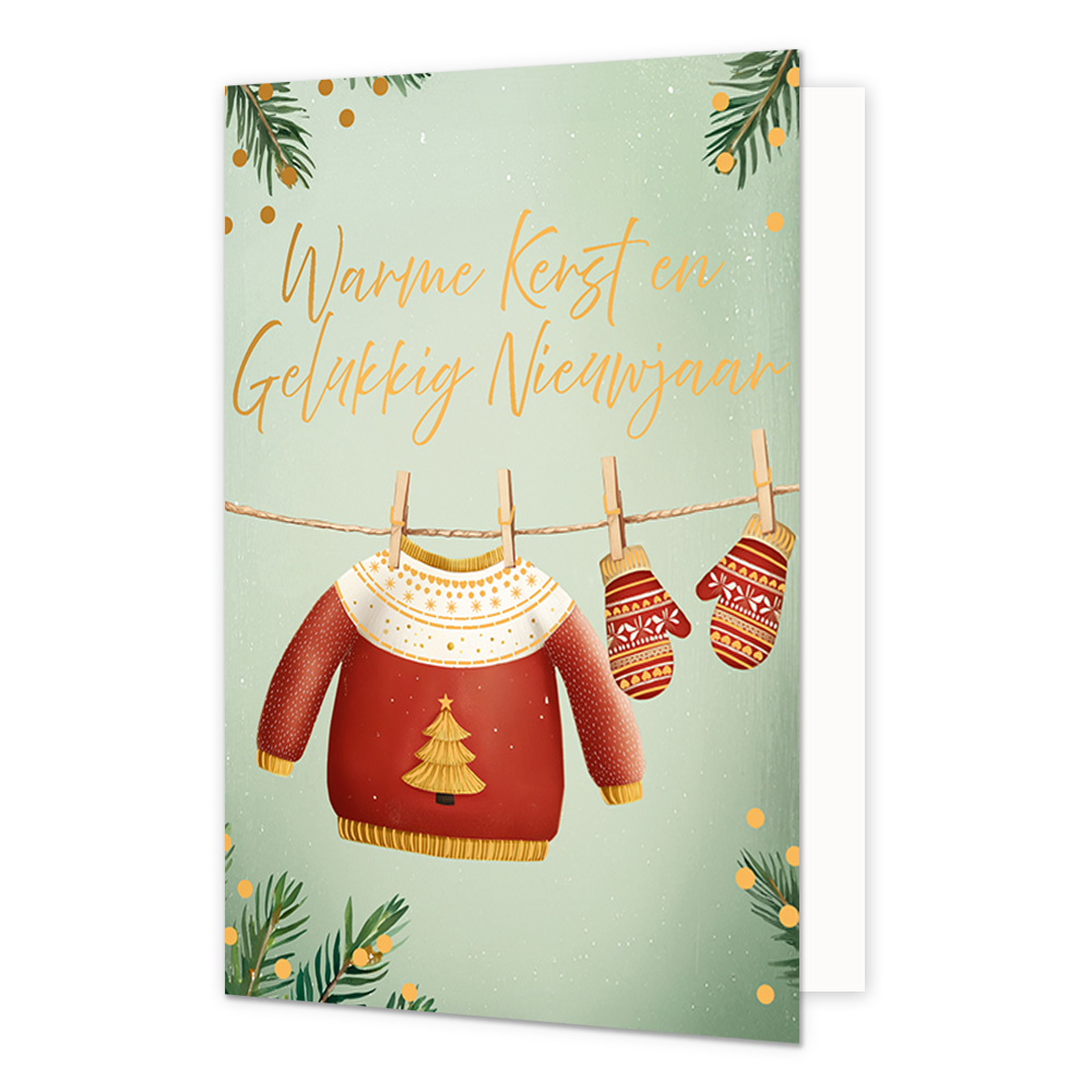 Warme kerst en gelukkig nieuwjaar - Formaat: Standaard - Vorm: Staand - Kerstkaart - Op deze wenskaart hangen een rode kersttrui en twee bijpassende wanten met houten knijpers aan een waslijn. De trui is versierd met een gouden kerstboom op de borst en een wit patroon met hartjes bij de hals. De achtergrond heeft een zachte groene kleur, omlijst met dennentakken en gouden stippen. Bovenaan de illustratie staat de gele, handgeschreven tekst "Warme Kerst en Gelukkig Nieuwjaar". - Snelwenskaart