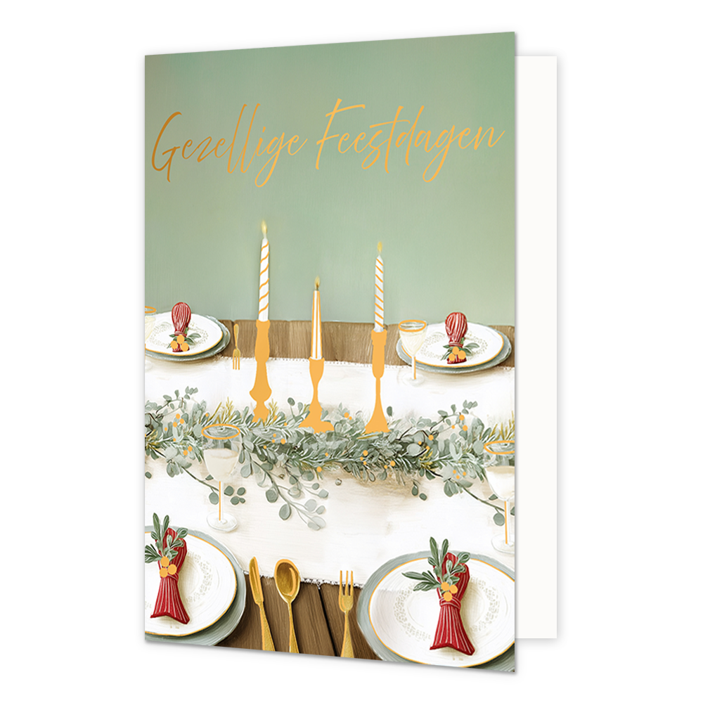 Gezellige feestdagen - Formaat: Standaard - Vorm: Staand - Kerstkaart - Op deze wenskaart staat een feestelijk gedekte tafel afgebeeld met borden, bestek, glazen en rode servetten met takjes erin. In het midden van de tafel loopt een groene slinger met drie gouden kandelaars waarin brandende kaarsen staan. De achtergrond is zachtgroen van kleur en toont de sfeer van een feestelijke maaltijd. Bovenaan de illustratie staat de gele, handgeschreven tekst "Gezellige Feestdagen". - Snelwenskaart