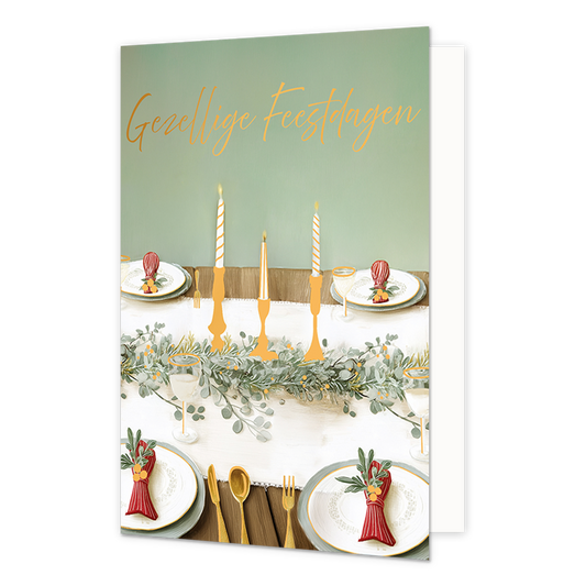 Gezellige feestdagen - Formaat: Standaard - Vorm: Staand - Kerstkaart - Op deze wenskaart staat een feestelijk gedekte tafel afgebeeld met borden, bestek, glazen en rode servetten met takjes erin. In het midden van de tafel loopt een groene slinger met drie gouden kandelaars waarin brandende kaarsen staan. De achtergrond is zachtgroen van kleur en toont de sfeer van een feestelijke maaltijd. Bovenaan de illustratie staat de gele, handgeschreven tekst "Gezellige Feestdagen". - Snelwenskaart