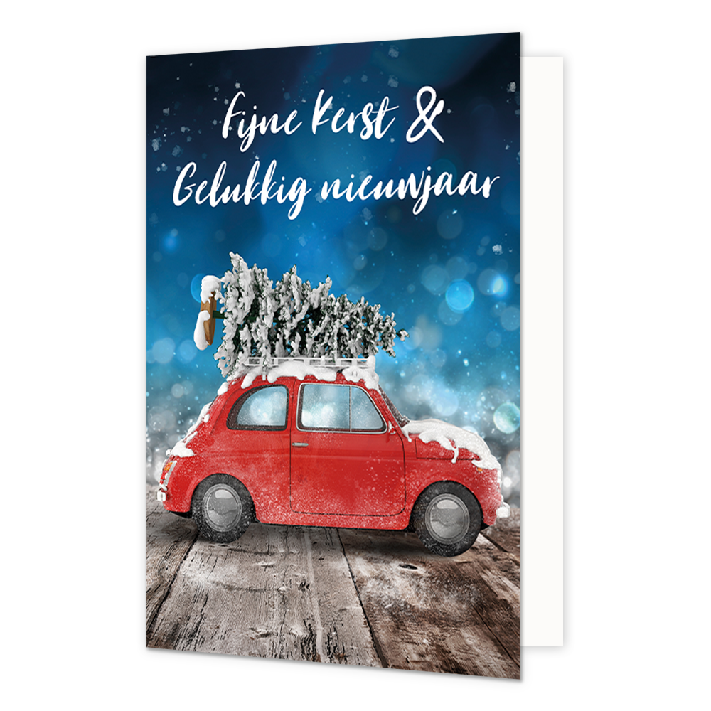 Fijne kerst & gelukkig nieuwjaar - 8 stuks - Formaat: Normaal - Vorm: Staand - Kerstkaart - Op deze wenskaart staat een sfeervolle afbeelding van een klassieke rode Fiat 500 die op een houten ondergrond staat. Op het dak van de auto ligt een grote, met sneeuw bedekte kerstboom. De achtergrond is diepblauw en versierd met glinsterende lichteffecten en sneeuwvlokken, wat een magische winteravond suggereert. Bovenaan de kaart staat in witte, sierlijke letters de tekst "Fijne Kerst & Gelukkig nieuwjaar" geschr