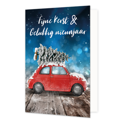 Fijne kerst & gelukkig nieuwjaar - 8 stuks - Formaat: Standaard - Vorm: Staand - Kerstkaart - Op deze wenskaart staat een sfeervolle afbeelding van een klassieke rode Fiat 500 die op een houten ondergrond staat. Op het dak van de auto ligt een grote, met sneeuw bedekte kerstboom. De achtergrond is diepblauw en versierd met glinsterende lichteffecten en sneeuwvlokken, wat een magische winteravond suggereert. Bovenaan de kaart staat in witte, sierlijke letters de tekst "Fijne Kerst & Gelukkig nieuwjaar" gesc