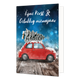 Fijne kerst & gelukkig nieuwjaar - 8 stuks - Formaat: Standaard - Vorm: Staand - Kerstkaart - Op deze wenskaart staat een sfeervolle afbeelding van een klassieke rode Fiat 500 die op een houten ondergrond staat. Op het dak van de auto ligt een grote, met sneeuw bedekte kerstboom. De achtergrond is diepblauw en versierd met glinsterende lichteffecten en sneeuwvlokken, wat een magische winteravond suggereert. Bovenaan de kaart staat in witte, sierlijke letters de tekst "Fijne Kerst & Gelukkig nieuwjaar" gesc