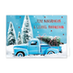 Fijne kerstdagen & gelukkig nieuwjaar - 8 stuks - Formaat: Standaard - Vorm: Liggend - Kerstkaart - Op deze wenskaart staat een sfeervolle afbeelding van een lichtblauwe oldtimer pick-up truck die door een dik pak sneeuw rijdt. In de laadbak van de truck ligt een besneeuwde kerstboom, vastgebonden met een rood-wit gestreept touw. De achtergrond toont een winters landschap met wazige, besneeuwde dennenbomen onder een helderblauwe lucht die versierd is met kleine rode en witte sterretjes. Rechtsboven staat d