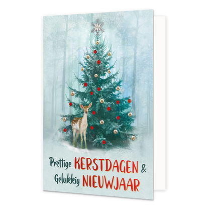 Prettige kerstdagen & gelukkig nieuwjaar - 8 stuks - Formaat: Standaard - Vorm: Staand - Kerstkaart - Op deze wenskaart staat een sfeervolle illustratie van een versierde kerstboom in een winters bos. De boom is getooid met rode en gouden kerstballen en bovenop prijkt een grote, glinsterende sneeuwvlok als piek. Voor de boom staat een jong hertje (ree) in de sneeuw. De achtergrond toont een mistig, blauwachtig bos met besneeuwde bomen, wat een serene en magische uitstraling geeft. Onderaan de kaart staat i
