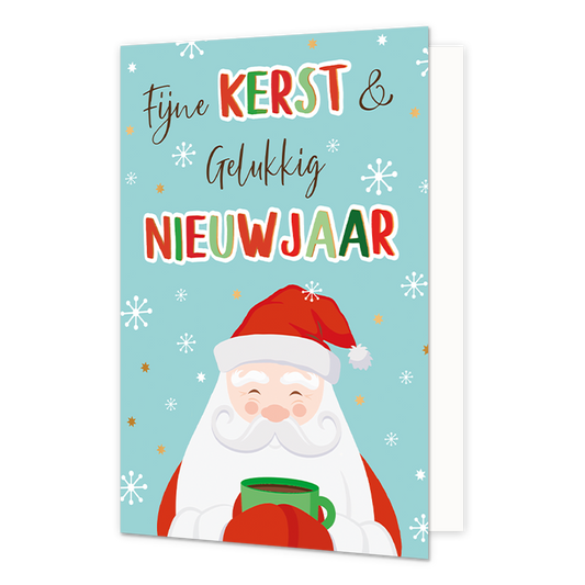 Fijne kerst & gelukkig nieuwjaar - 8 stuks - Formaat: Normaal - Vorm: Staand - Kerstkaart - Op deze wenskaart staat een vriendelijke illustratie van de Kerstman die met beide handen een groene mok warme drank vasthoudt. Hij heeft een grote witte baard, een krulsnor en draagt zijn karakteristieke rode muts. De achtergrond is lichtblauw en versierd met witte sneeuwvlokken en kleine gouden sterretjes. Bovenaan de kaart staat de tekst "Fijne KERST & Gelukkig NIEUWJAAR" in een speelse mix van een zwart sierlijk