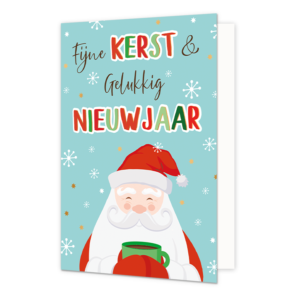 Op deze wenskaart staat een vriendelijke illustratie van de Kerstman die met beide handen een groene mok warme drank vasthoudt. Hij heeft een grote witte baard, een krulsnor en draagt zijn karakteristieke rode muts. De achtergrond is lichtblauw en versierd met witte sneeuwvlokken en kleine gouden sterretjes. Bovenaan de kaart staat de tekst "Fijne KERST & Gelukkig NIEUWJAAR" in een speelse mix van een zwart sierlijk handschrift en kleurrijke, handgetekende blokletters in rood, wit en groen.