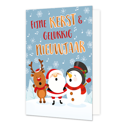 Fijne kerst & gelukkig nieuwjaar - 8 stuks - Formaat: Normaal - Vorm: Staand - Kerstkaart - Op deze wenskaart staat een vrolijke, cartoonachtige illustratie van een zingend trio: een rendier, de Kerstman en een sneeuwpop. Ze staan samen in de sneeuw tegen een lichtblauwe achtergrond die versierd is met witte sneeuwvlokken en zwevende muzieknoten. Bovenaan de kaart staat de tekst "FIJNE KERST & GELUKKIG NIEUWJAAR" geschreven in speelse, handgetekende letters in de kleuren rood en oranje. - Snelwenskaart
