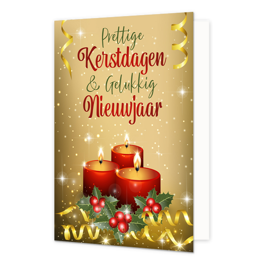 Prettige kerstdagen & gelukkig nieuwjaar - 8 stuks - Formaat: Normaal - Vorm: Staand - Kerstkaart - Op deze wenskaart staan drie brandende rode kaarsen centraal tegen een sprankelende gouden achtergrond vol lichtpuntjes en sterretjes. Aan de voet van de kaarsen liggen groene hulstblaadjes met rode besjes, omringd door sierlijke, krullende gouden linten. Bovenaan de kaart staat de tekst "Prettige Kerstdagen & Gelukkig Nieuwjaar" geschreven in een elegant, sierlijk handschrift in de kleuren rood en groen. - 