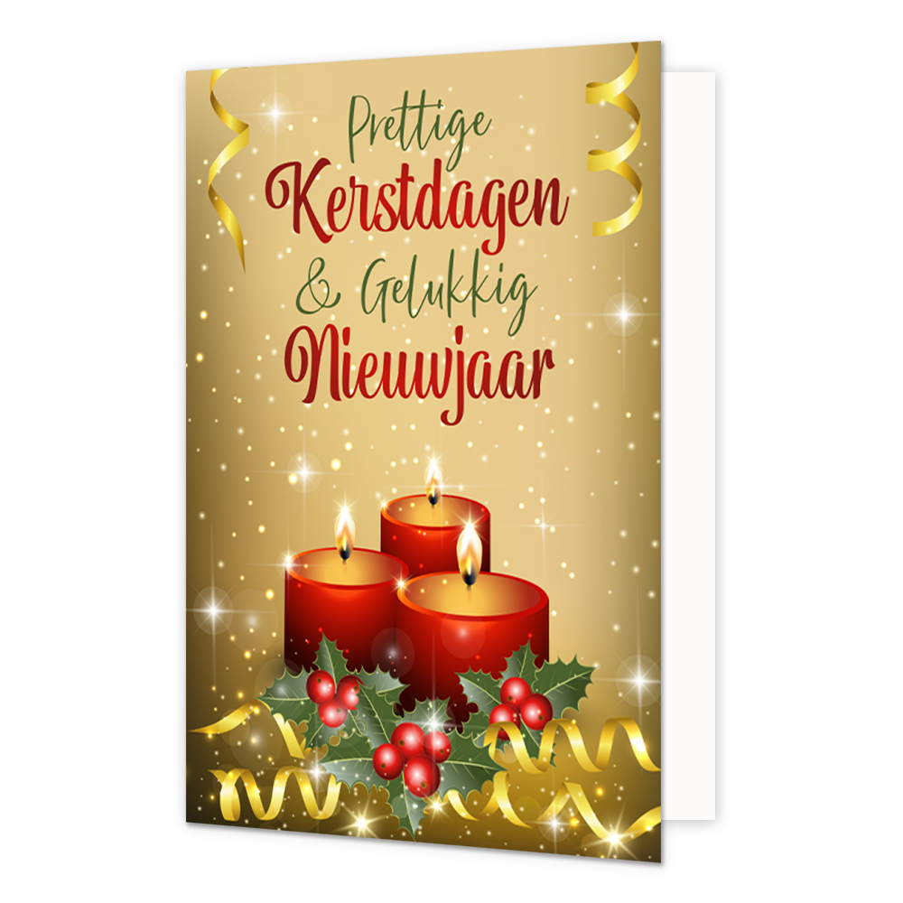 Op deze wenskaart staan drie brandende rode kaarsen centraal tegen een sprankelende gouden achtergrond vol lichtpuntjes en sterretjes. Aan de voet van de kaarsen liggen groene hulstblaadjes met rode besjes, omringd door sierlijke, krullende gouden linten. Bovenaan de kaart staat de tekst "Prettige Kerstdagen & Gelukkig Nieuwjaar" geschreven in een elegant, sierlijk handschrift in de kleuren rood en groen.