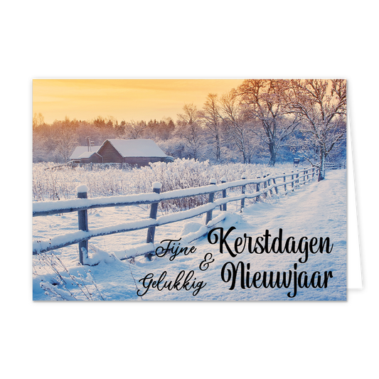 Fijne kerstdagen & gelukkig nieuwjaar - 8 stuks - Formaat: Normaal - Vorm: Liggend - Kerstkaart - Op deze wenskaart staat een sfeervolle landschapsfoto van een winters tafereel tijdens zonsopkomst of zonsondergang. Op de voorgrond loopt een houten hek door een dik pak sneeuw, met daarachter een besneeuwd veld en een houten schuur. De bomen op de achtergrond zijn bedekt met rijp en de lucht kleurt zacht oranje door de laagstaande zon. Rechtsonder op de kaart staat in zwarte, sierlijke letters de tekst "Fijn