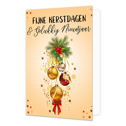 Fijne kerstdagen & gelukkig nieuwjaar - 8 stuks - Formaat: Standaard - Vorm: Staand - Kerstkaart - Op deze wenskaart staat een verticale compositie van feestelijke kerstelementen tegen een warme, beige achtergrond. Centraal hangt een bundel van vier glanzende kerstballen in goud-, rood- en zilverkleuren, versierd met patronen en een rode strik aan de onderste bal. Boven de ballen bevinden zich groene dennentakken met een trosje rode besjes en hulstblaadjes. Het geheel is omringd door een sprankelend effect