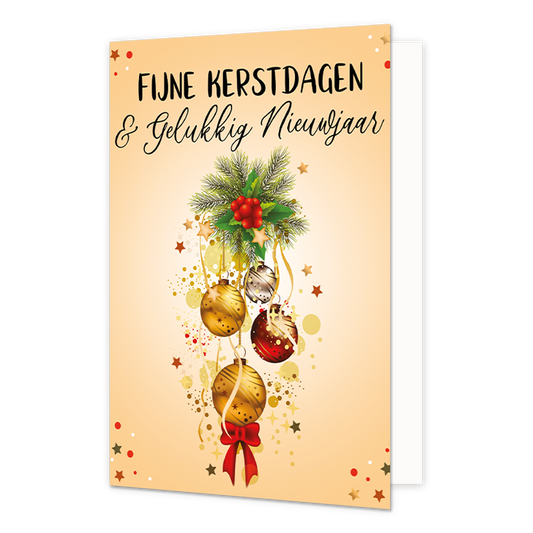 Fijne kerstdagen & gelukkig nieuwjaar - 8 stuks - Formaat: Normaal - Vorm: Staand - Kerstkaart - Op deze wenskaart staat een verticale compositie van feestelijke kerstelementen tegen een warme, beige achtergrond. Centraal hangt een bundel van vier glanzende kerstballen in goud-, rood- en zilverkleuren, versierd met patronen en een rode strik aan de onderste bal. Boven de ballen bevinden zich groene dennentakken met een trosje rode besjes en hulstblaadjes. Het geheel is omringd door een sprankelend effect v