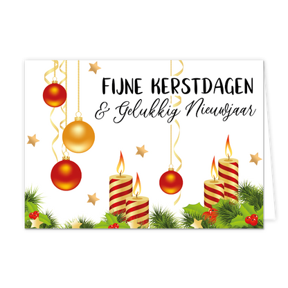 Fijne kerstdagen & gelukkig nieuwjaar - 8 stuks - Formaat: Standaard - Vorm: Liggend - Kerstkaart - Op deze wenskaart staan verschillende feestelijke elementen tegen een heldere witte achtergrond. Aan de linkerzijde en in het midden hangen glanzende rode en gouden kerstballen aan gouden kettinkjes, vergezeld van sierlijke gouden krullinten en zwevende sterretjes. Aan de onderzijde zijn brandende kaarsen met rood-gouden spiraalpatronen geplaatst tussen groene dennentakken, hulstblaadjes en rode besjes. Rech