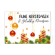 Fijne kerstdagen & gelukkig nieuwjaar - 8 stuks - Formaat: Standaard - Vorm: Liggend - Kerstkaart - Op deze wenskaart staan verschillende feestelijke elementen tegen een heldere witte achtergrond. Aan de linkerzijde en in het midden hangen glanzende rode en gouden kerstballen aan gouden kettinkjes, vergezeld van sierlijke gouden krullinten en zwevende sterretjes. Aan de onderzijde zijn brandende kaarsen met rood-gouden spiraalpatronen geplaatst tussen groene dennentakken, hulstblaadjes en rode besjes. Rech