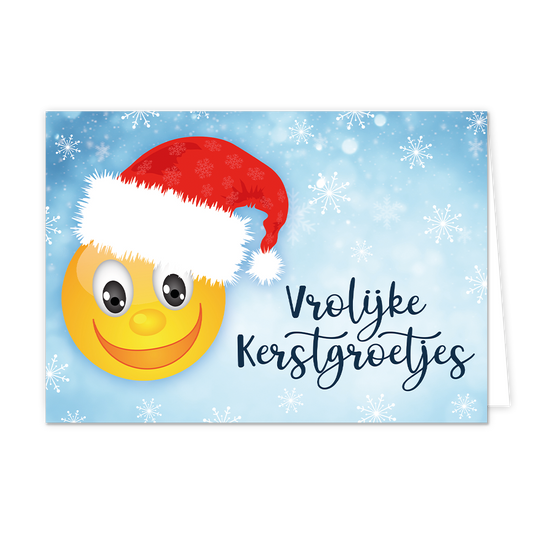 Vrolijke kerstgroetjes - 8 stuks - Formaat: Normaal - Vorm: Liggend - Kerstkaart - Op deze wenskaart staat een grote, lachende gele smiley afgebeeld die een rode kerstmuts met een witte pluizige rand en pompon draagt. De achtergrond is lichtblauw en versierd met witte sneeuwvlokken en zachte lichteffecten, wat zorgt voor een winterse uitstraling. Rechts van de smiley staat de tekst "Vrolijke Kerstgroetjes" geschreven in een sierlijk, donkerblauw handschrift. - Snelwenskaart