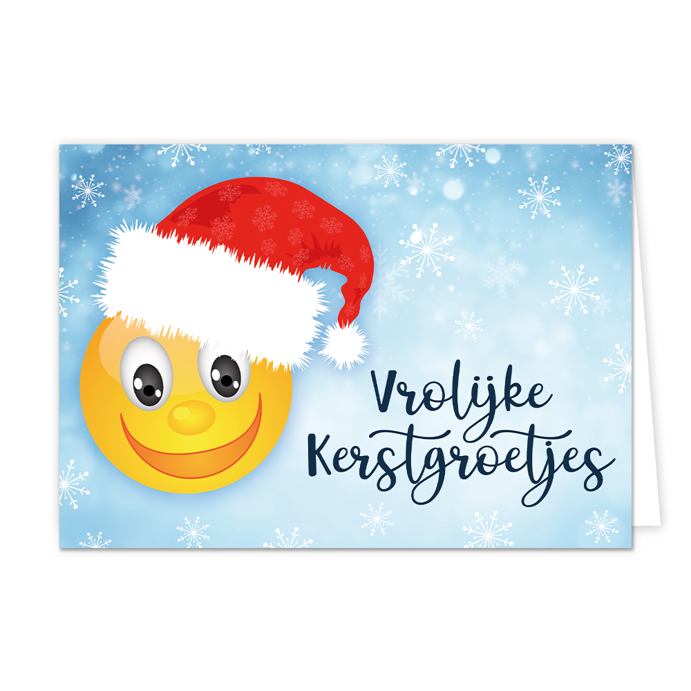 Op deze wenskaart staat een grote, lachende gele smiley afgebeeld die een rode kerstmuts met een witte pluizige rand en pompon draagt. De achtergrond is lichtblauw en versierd met witte sneeuwvlokken en zachte lichteffecten, wat zorgt voor een winterse uitstraling. Rechts van de smiley staat de tekst "Vrolijke Kerstgroetjes" geschreven in een sierlijk, donkerblauw handschrift.