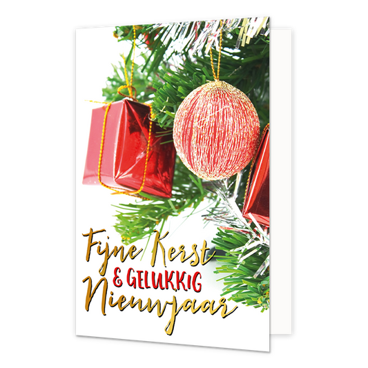 Fijne kerst & gelukkig nieuwjaar - 8 stuks - Formaat: Normaal - Vorm: Staand - Kerstkaart - Op deze wenskaart staat een sfeervolle foto van een kerstboom, versierd met een glanzende rode kerstbal en een klein rood kerstcadeautje met een gouden strik. De groene dennentakken zijn subtiel verlicht en steken af tegen een heldere witte achtergrond. Onderaan de kaart staat in een opvallend en sierlijk gouden handschrift de tekst "Fijne Kerst & Nieuwjaar", waarbij de woorden "& GELUKKIG" in rode blokletters zijn 