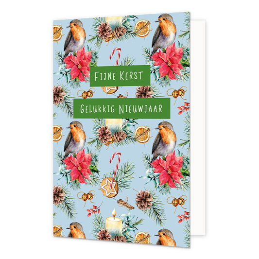 Fijne kerst gelukkig nieuwjaar - 8 stuks - Formaat: Normaal - Vorm: Staand - Kerstkaart - Op deze wenskaart staat een herhalend patroon van klassieke kerstelementen op een lichtblauwe achtergrond. De illustraties in waterverfstijl tonen roodborstjes, rode kerststerren (poinsettia's), dennentakken met dennenappels, brandende kaarsen en gedroogde sinaasappelschijfjes. Ook zijn er kleine details zoals zuurstokken, kaneelstokjes en gouden kerstbelletjes in het patroon verwerkt. In het midden van de kaart staan