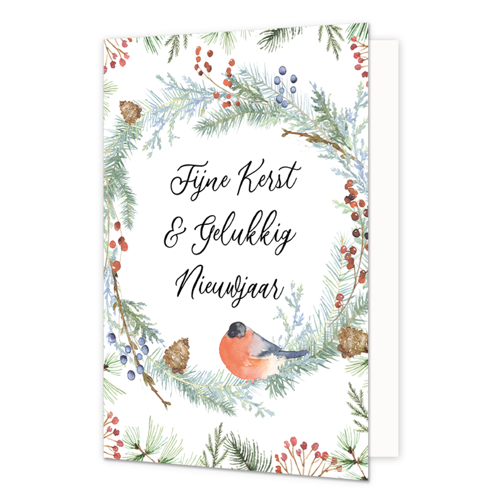 Fijne kerst & gelukkig nieuwjaar - 8 stuks - Formaat: Normaal - Vorm: Staand - Kerstkaart - Op deze wenskaart staat een goudvink afgebeeld op een ronde kerstkrans die is samengesteld uit fijn getekende dennentakken, rode en blauwe besjes en kleine dennenappels. De krans en de losse takjes in de hoeken zijn uitgevoerd in een zachte waterverfstijl op een witte achtergrond. In het midden van de krans staat de tekst "Fijne Kerst & Gelukkig Nieuwjaar" geschreven in een elegant zwart sierlijk handschrift. - Snel