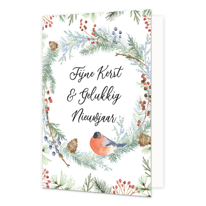 Fijne kerst & gelukkig nieuwjaar - 8 stuks - Formaat: Standaard - Vorm: Staand - Kerstkaart - Op deze wenskaart staat een goudvink afgebeeld op een ronde kerstkrans die is samengesteld uit fijn getekende dennentakken, rode en blauwe besjes en kleine dennenappels. De krans en de losse takjes in de hoeken zijn uitgevoerd in een zachte waterverfstijl op een witte achtergrond. In het midden van de krans staat de tekst "Fijne Kerst & Gelukkig Nieuwjaar" geschreven in een elegant zwart sierlijk handschrift. - Sn
