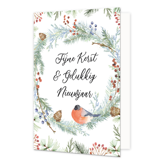Fijne kerst & gelukkig nieuwjaar - 8 stuks - Formaat: Normaal - Vorm: Staand - Kerstkaart - Op deze wenskaart staat een goudvink afgebeeld op een ronde kerstkrans die is samengesteld uit fijn getekende dennentakken, rode en blauwe besjes en kleine dennenappels. De krans en de losse takjes in de hoeken zijn uitgevoerd in een zachte waterverfstijl op een witte achtergrond. In het midden van de krans staat de tekst "Fijne Kerst & Gelukkig Nieuwjaar" geschreven in een elegant zwart sierlijk handschrift. - Snel