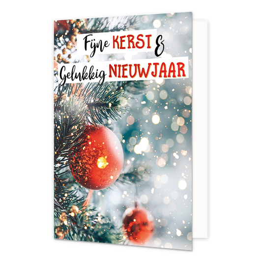 Fijne kerst & gelukkig nieuwjaar - 8 stuks - Formaat: Normaal - Vorm: Staand - Kerstkaart - Op deze wenskaart staat een sfeervolle afbeelding van een glanzende rode kerstbal die aan een groene dennentak hangt. De achtergrond is gevuld met sprankelende, vage lichtpuntjes en een zacht bokeh-effect in witte en gouden tinten, wat een feestelijke glans geeft. Bovenaan de kaart staat de tekst "Fijne KERST &amp; Gelukkig NIEUWJAAR" op witte tekstbalken, waarbij "KERST" en "NIEUWJAAR" in opvallende rode blokletter
