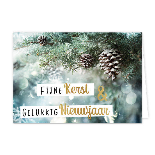 Fijne kerst & gelukkig nieuwjaar - 8 stuks - Formaat: Normaal - Vorm: Liggend - Kerstkaart - Op deze wenskaart staan aan de bovenzijde groen-blauwe dennentakken met meerdere bruine dennenappels waar een fijn laagje sneeuw op ligt. De achtergrond toont een sfeervol winters beeld met vage lichtpuntjes en bokeh-effecten in blauwe en witte tinten. Centraal op de voorgrond staat de tekst "FIJNE Kerst & GELUKKIG Nieuwjaar" verdeeld over witte tekstbalken, waarbij de woorden "Kerst", "&" en "Nieuwjaar" in gouden 