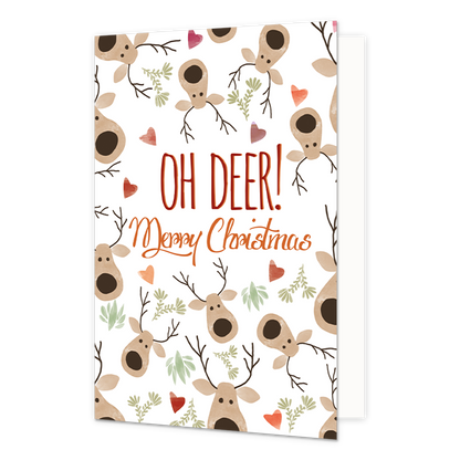 Oh deer! Merry christmas - 8 stuks - Formaat: Standaard - Vorm: Staand - Kerstkaart - Op deze wenskaart staat een vrolijk patroon van getekende rendierkoppen verspreid over een witte achtergrond. De rendieren zijn afgebeeld in een eenvoudige, moderne stijl met grote bruine neuzen en dunne geweien. Tussen de rendieren door staan kleine rode hartjes en groene takjes getekend. Centraal op de kaart staat de tekst "OH DEER!" in strakke, rode hoofdletters, met daaronder "Merry Christmas" in een sierlijk roodbrui