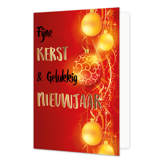 Fijne kerst & gelukkig nieuwjaar - 8 stuks - Formaat: Normaal - Vorm: Staand - Kerstkaart - Op deze wenskaart staat een helderrode achtergrond versierd met verschillende glanzende gouden kerstballen, waarvan één is voorzien van sierlijke krulpatronen. De kerstballen hangen tussen sprankelende gouden lijnen, sterretjes en lichteffecten die van boven naar beneden over de kaart lopen. Aan de linkerzijde staat de tekst "Fijne KERST & Gelukkig NIEUWJAAR" geschreven in een combinatie van zwarte sierletters en go