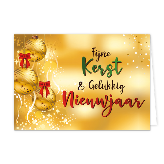 Fijne kerst & gelukkig nieuwjaar - 8 stuks - Formaat: Normaal - Vorm: Liggend - Kerstkaart - Op deze wenskaart staan aan de linkerzijde drie glanzende gouden kerstballen met stermotieven, versierd met rode strikjes, hangend tegen een sprankelende goudkleurige achtergrond. De achtergrond is verder gedecoreerd met gouden glitters, sterretjes en golvende witte linten. Centraal op de kaart staat de tekst "Fijne Kerst & Gelukkig Nieuwjaar" geschreven in een combinatie van zwarte letters en rode en groene sierle