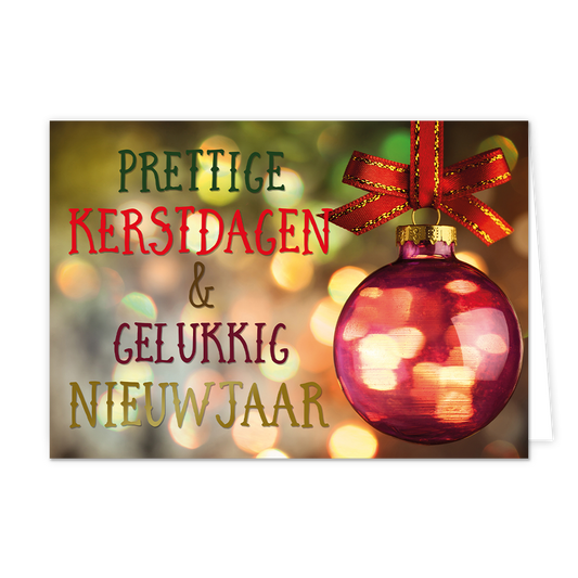 Prettige kerstdagen & gelukkig nieuwjaar - 8 stuks - Formaat: Normaal - Vorm: Liggend - Kerstkaart - Op deze wenskaart staat een glanzende, roze-rode kerstbal centraal, die aan een rood lint met een strik naar beneden hangt. De achtergrond bestaat uit een zacht, onscherp bokeh-effect met warme, verlichte vlekken die een sfeervolle, feestelijke gloed creëren. Links op de kaart is in verschillende decoratieve lettertypes de tekst "PRETTIGE KERSTDAGEN & GELUKKIG NIEUWJAAR" weergegeven. De reflecties van de lic