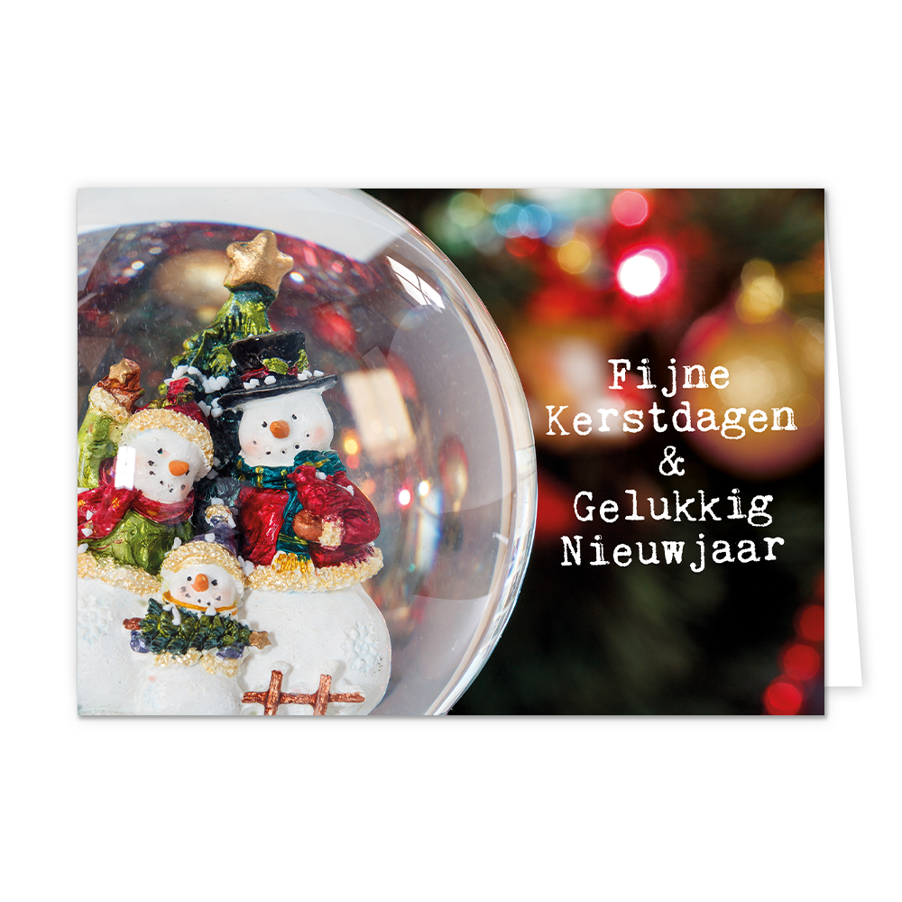 Fijne kerstdagen & gelukkig nieuwjaar - 8 stuks - Formaat: Normaal - Vorm: Liggend - Kerstkaart - Op deze wenskaart staat aan de linkerzijde een sneeuwbol met daarin een vrolijke familie van sneeuwpoppen, compleet met kleurrijke sjaals, mutsen en een kerstboompje. De achtergrond van de kaart is sfeervol donker met vage, gekleurde lichtjes van een kerstboom die voor een warm bokeh-effect zorgen. Rechts op de kaart staat in witte, typemachine-achtige letters de tekst "Fijne Kerstdagen & Gelukkig Nieuwjaar". 