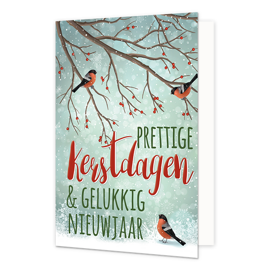 Prettige kerstdagen & gelukkig nieuwjaar - 8 stuks - Formaat: Normaal - Vorm: Staand - Kerstkaart - Op deze wenskaart zijn drie goudvinken afgebeeld in een winters tafereel met besneeuwde takken vol rode besjes. De achtergrond heeft een zachtblauw verloop met witte sneeuwvlokken en een lichte glinstering onderaan. Centraal op de kaart staat de tekst "PRETTIGE Kerstdagen & GELUKKIG NIEUWJAAR", waarbij "Kerstdagen" in opvallende rode sierletters is geschreven en de overige woorden in donkergroene blokletters