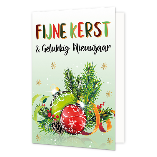 Fijne kerst & gelukkig nieuwjaar - 8 stuks - Formaat: Normaal - Vorm: Staand - Kerstkaart - Op deze wenskaart staat een centrale illustratie van een glanzende rode en groene kerstbal, versierd met witte sneeuwvlokpatronen, tussen groene dennentakken en gouden linten. De achtergrond heeft een zachtgroen verloop en is gedecoreerd met zwevende gouden sneeuwvlokken en witte lichtstippen. Bovenaan de kaart staat de tekst "FIJNE KERST" in grote, speelse letters met rode, groene en bruine tinten, gevolgd door "& 