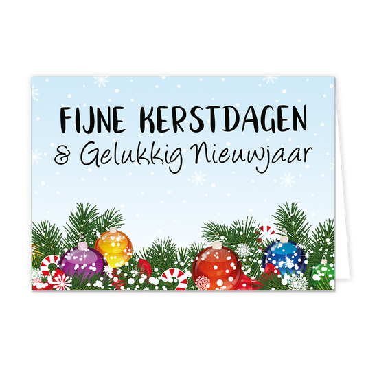 Fijne kerstdagen & gelukkig nieuwjaar - 8 stuks - Formaat: Normaal - Vorm: Liggend - Kerstkaart - Op deze wenskaart staan aan de onderzijde groene dennentakken versierd met kleurrijke kerstballen in het paars, oranje, rood, blauw en groen, samen met rood-witte zuurstokken. De achtergrond is lichtblauw met een patroon van witte sneeuwvlokken en stipjes die vallende sneeuw suggereren. Centraal op de kaart staat de tekst "FIJNE KERSTDAGEN & Gelukkig Nieuwjaar" geschreven in zwarte letters. - Snelwenskaart
