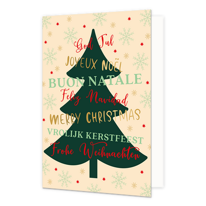 Vrolijk kerstfeest - 8 stuks - Formaat: Standaard - Vorm: Staand - Kerstkaart - Op deze wenskaart staat een donkergroene kerstboom afgebeeld op een beige achtergrond die versierd is met lichtgroene sneeuwvlokken en kleine rode sterretjes. In de kerstboom staan kerstwensen in verschillende talen, zoals "God Jul", "Merry Christmas" en "Vrolijk Kerstfeest", uitgevoerd in rode, gouden en lichtgroene letters. - Snelwenskaart