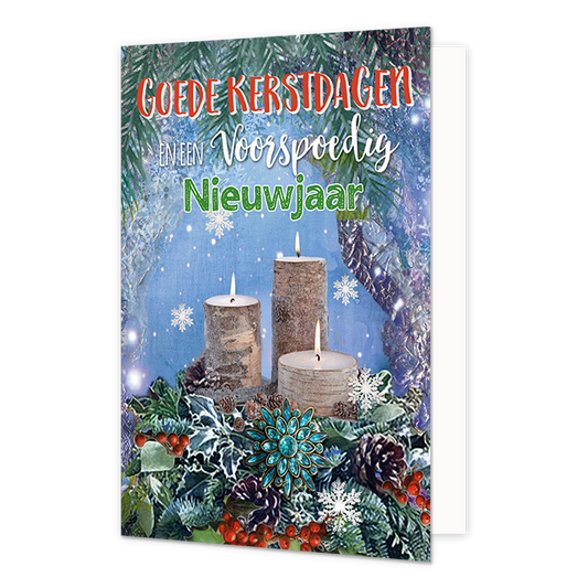 Goede kerstdagen en een voorspoedig nieuwjaar - 8 stuks - Formaat: Normaal - Vorm: Staand - Kerstkaart - Op deze wenskaart staan drie brandende kaarsen in een rustieke, op berkenhout lijkende stijl, geplaatst in een sfeervol winterlandschap. De kaarsen worden omringd door een decoratieve krans van hulsttakken, bessen, dennenappels en een opvallende, fonkelende blauwe broche in het midden. Het geheel is versierd met subtiele sneeuwvlokken tegen een blauwe achtergrond, waarbij de tekst "GOEDE KERSTDAGEN EN EE