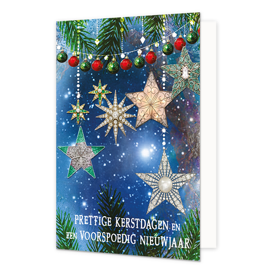 Op deze wenskaart hangen diverse rijk versierde, juweelachtige sterren voor een donkerblauwe achtergrond die doet denken aan een sterrenhemel met sneeuwvlokken. Bovenaan zijn groene dennentakken te zien waaraan een lichtsnoer met kleine rode en groene kerstballen is bevestigd. Onderaan de kaart staat de tekst "PRETTIGE KERSTDAGEN EN EEN VOORSPOEDIG NIEUWJAAR" in witte, handgetekende blokletters tussen groene dennentakken.