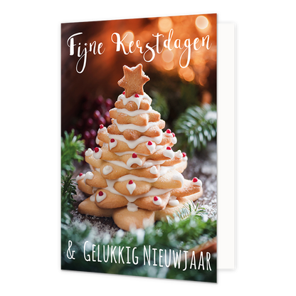 Fijne kerstdagen & gelukkig nieuwjaar - 8 stuks - Formaat: Standaard - Vorm: Staand - Kerstkaart - Op deze wenskaart staat een eetbare kerstboom gemaakt van opgestapelde stervormige koekjes, versierd met wit glazuur en kleine rode accenten. De koekjesboom is omringd door groene dennentakken en staat tegen een warme, sfeervolle achtergrond met vage lichtpuntjes. Bovenaan de kaart staat de tekst "Fijne Kerstdagen" in witte sierletters en onderaan staat "&amp; GELUKKIG NIEUWJAAR" in witte letters. - Snelwensk