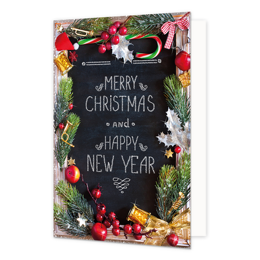 Op deze wenskaart is een krijtbord afgebeeld dat is omlijst met dennentakken, rode bessen, appels, een zuurstok en gouden kerstversieringen zoals trompetjes en sterren. In het midden van het krijtbord staat de tekst "MERRY CHRISTMAS AND HAPPY NEW YEAR" geschreven in een wit krijtlettertype met sierlijke krullen. De decoraties rondom het bord zijn kleurrijk en gedetailleerd, wat zorgt voor een klassieke en feestelijke uitstraling.