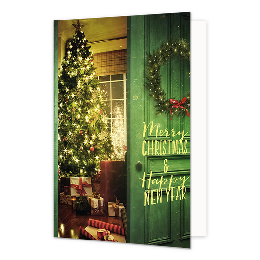 Op deze wenskaart is een doorkijkje te zien door een openstaande groene deur naar een sfeervol verlichte kerstkamer met een grote kerstboom vol lichtjes en cadeautjes eronder. Aan de groene deur hangt een verlichte kerstkrans met een rood strikje. Op de deur staat in goudkleurige letters de tekst "Merry CHRISTMAS & Happy NEW YEAR" geschreven.