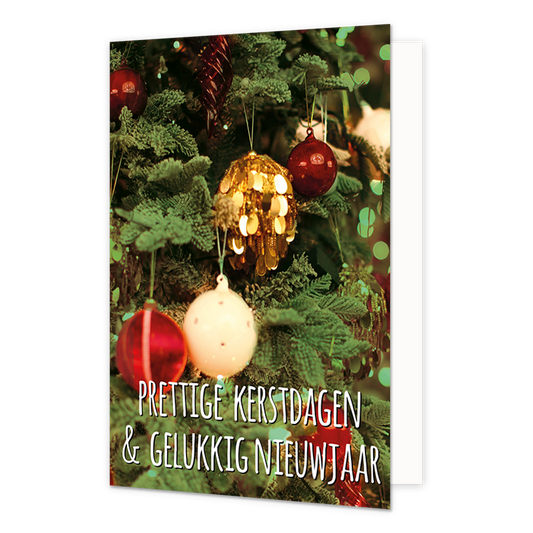 Op deze wenskaart is een sfeervol verlichte kerstboom te zien die versierd is met diverse rode, witte en gouden kerstballen. De achtergrond toont warme, onscherpe lichtjes die voor een feestelijke bokeh-uitstraling zorgen tussen de groene dennentakken. Onderaan de afbeelding staat de tekst "PRETTIGE KERSTDAGEN & GELUKKIG NIEUWJAAR" geschreven in witte, handgetekende blokletters met een zwarte schaduw.