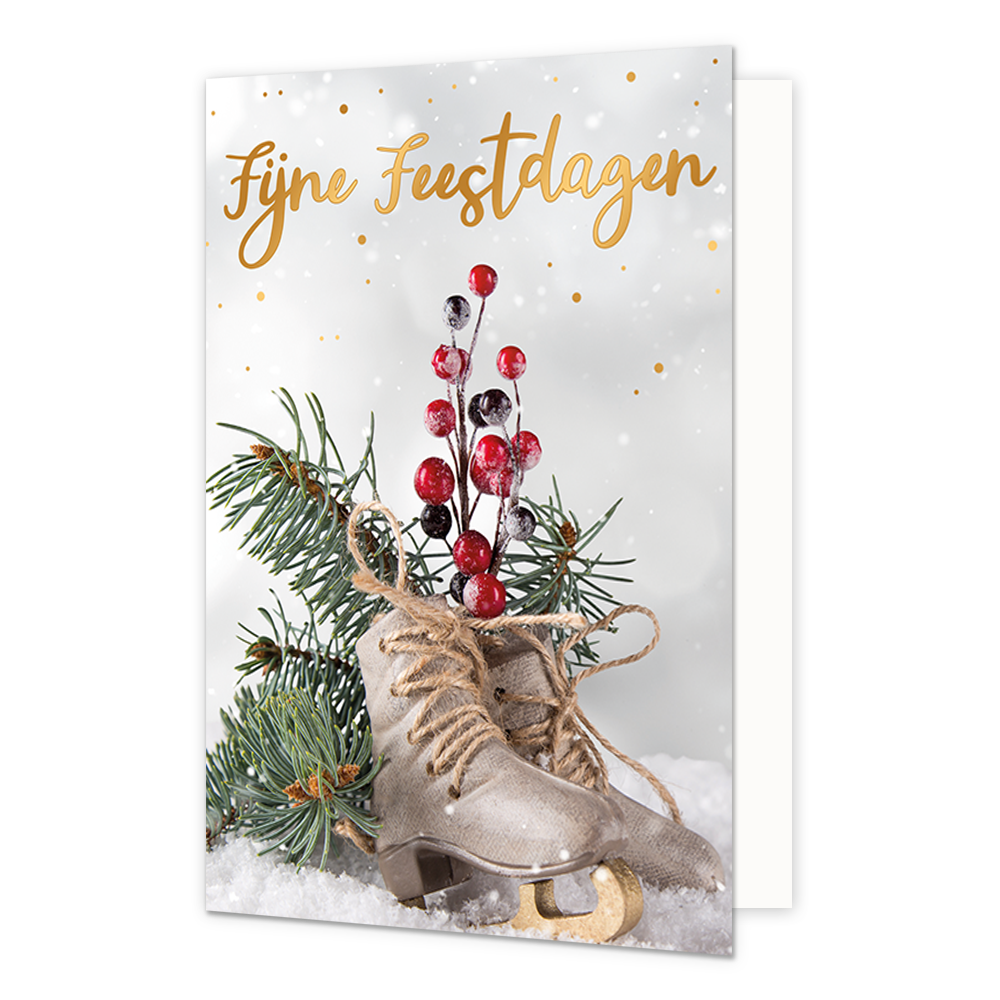 Fijne feestdagen - 8 stuks - Formaat: Normaal - Vorm: Staand - Kerstkaart - Op deze wenskaart staan een paar goudkleurige schaatsen in de sneeuw, gedecoreerd met groene dennentakken en een takje met rode en zwarte bessen. De achtergrond is lichtgrijs met witte sneeuwvlokken en gouden stippen die een feestelijk effect geven. Bovenaan de kaart staat de tekst "Fijne Feestdagen" geschreven in een goudkleurig, sierlijk handschrift. - Snelwenskaart