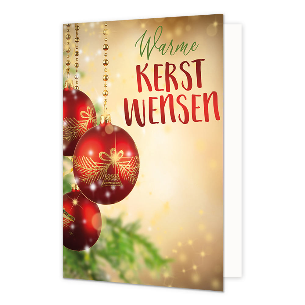 Op deze wenskaart hangen drie glanzende rode kerstballen aan gouden kralensnoeren voor een sfeervolle, goudkleurige achtergrond met zachte lichtvlekken en een vage groene dennentak onderin. De grootste kerstbal op de voorgrond is versierd met een goudkleurig patroon van een kerstklok en een strik. Rechtsboven staat de tekst "Warme" in een sierlijk groen handschrift, gevolgd door "KERST WENSEN" in grote rode blokletters.